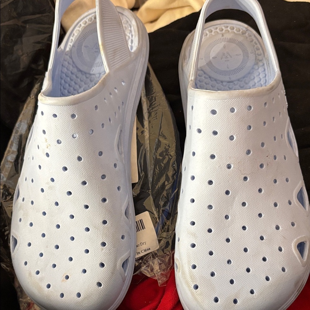Totes lightweight Light blue Slip-On Clogs with back strap 4-5